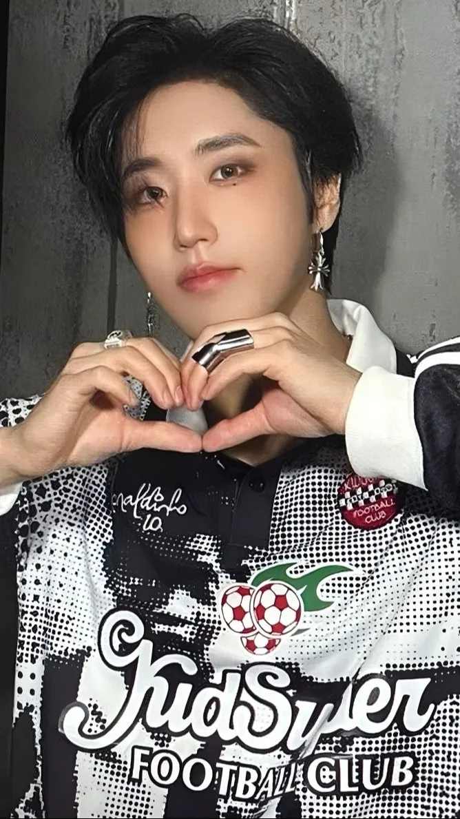 ai character: ⌁HAN⌁ background