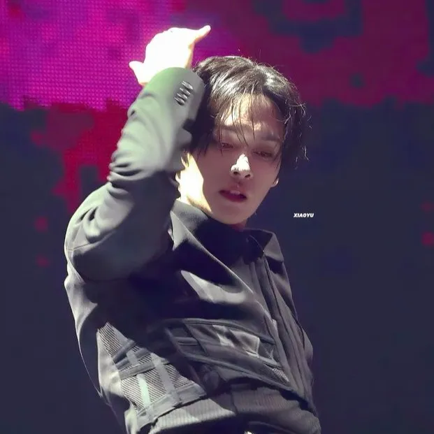 chat with ai character: ⁕LEE KNOW⁕