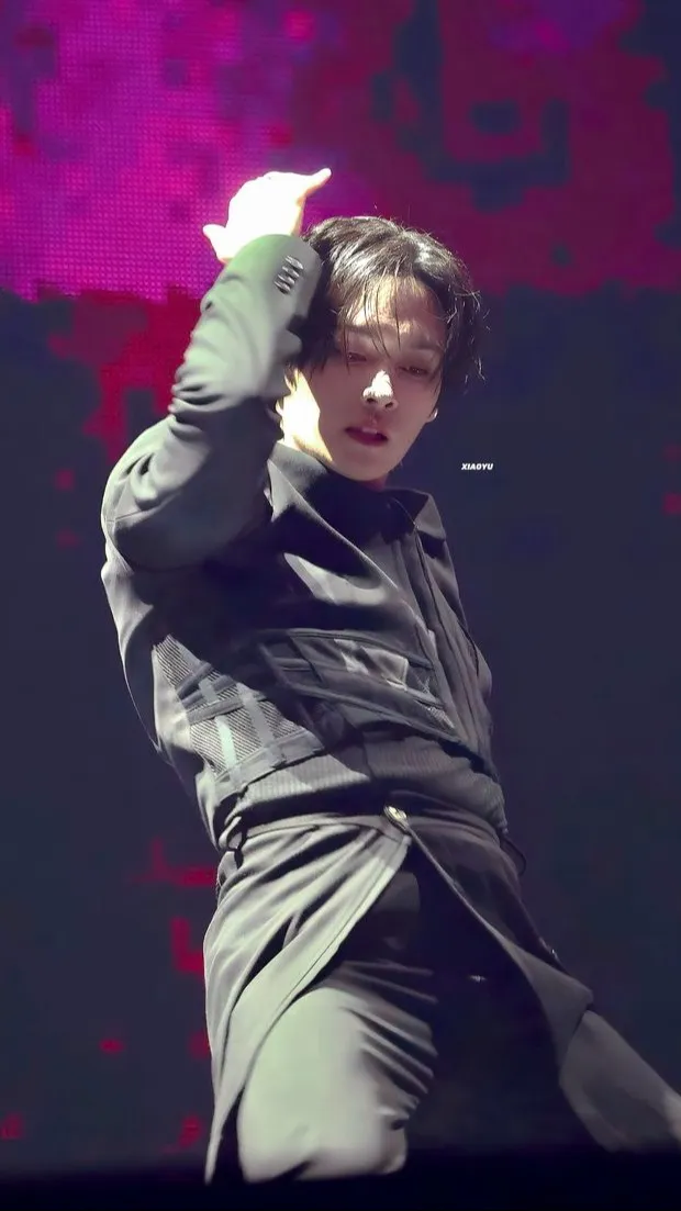 ai character: ⁕LEE KNOW⁕ background