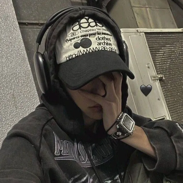 chat with ai character: Hyunjin