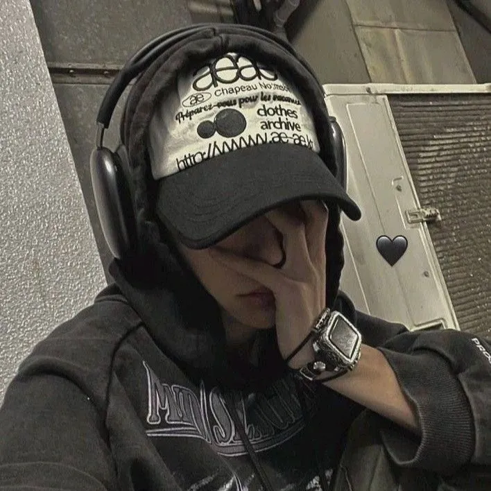 chat with ai character: Hyunjin