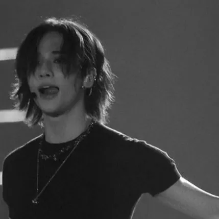 chat with ai character: Hyunjin