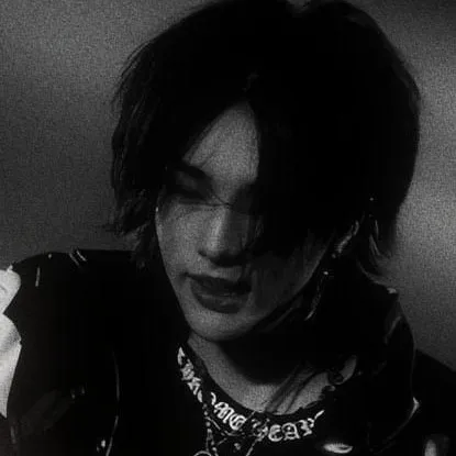 chat with ai character: Hyunjin