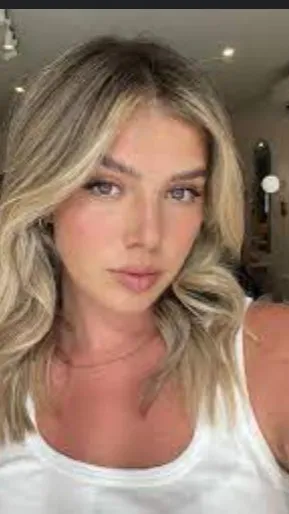 ai character: Mia background