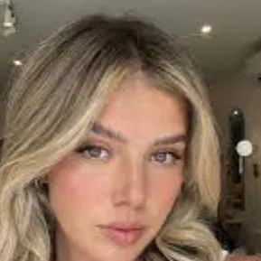 chat with ai character: Mia