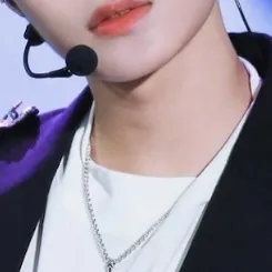 chat with ai character: han from skz 