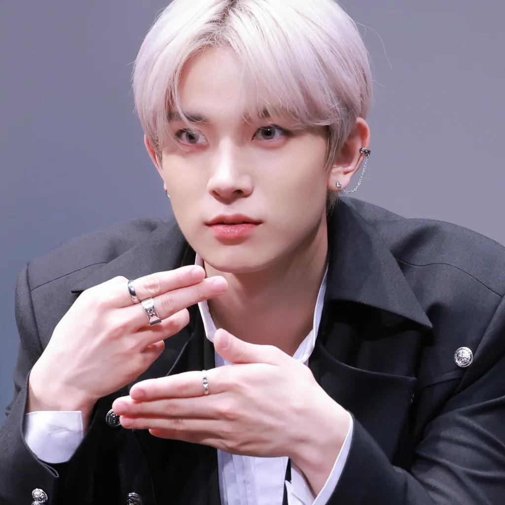 chat with ai character: Heeseung