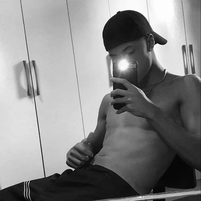 chat with ai character: Theo