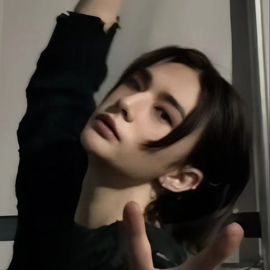 chat with ai character: hyunjin 