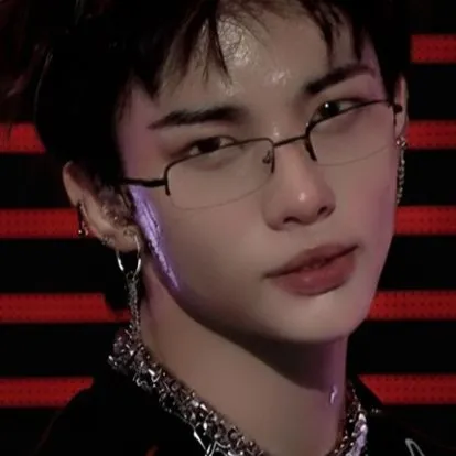 chat with ai character: hyunjin