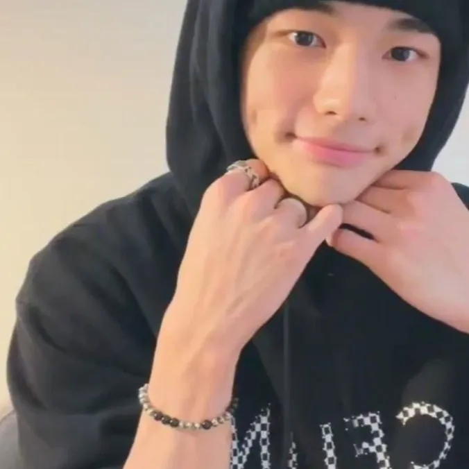 chat with ai character: hyunjin