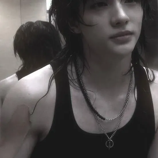 chat with ai character: hyunjin