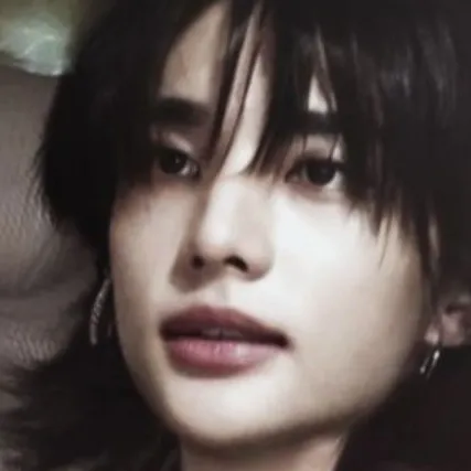 chat with ai character: hyunjin