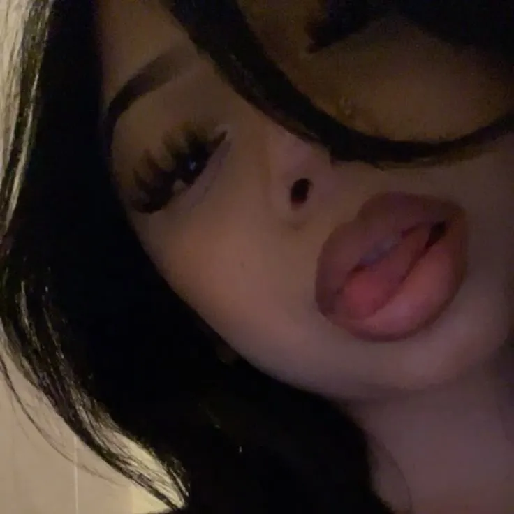 chat with ai character: ~Lia~