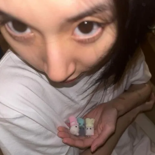 creator Laura _'s avatar