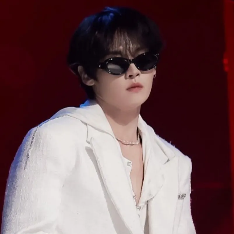 chat with ai character: Lee Know / Minho