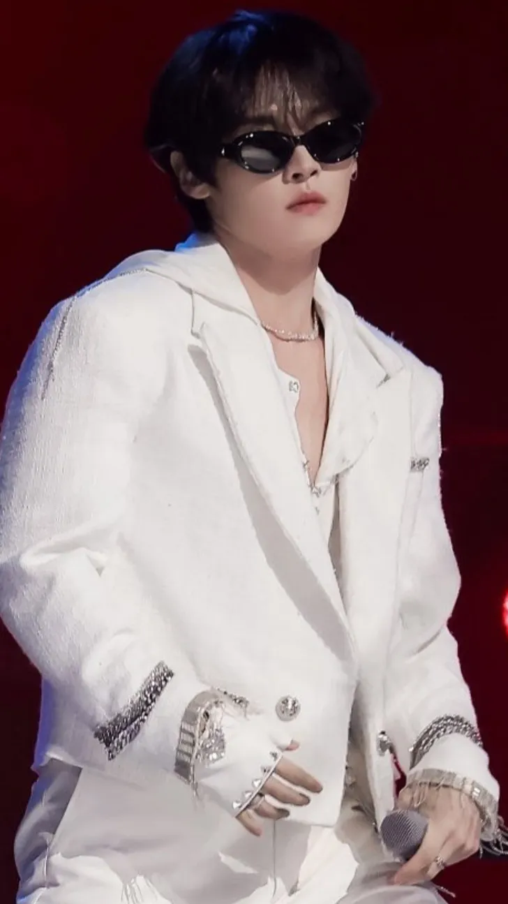 ai character: Lee Know / Minho background