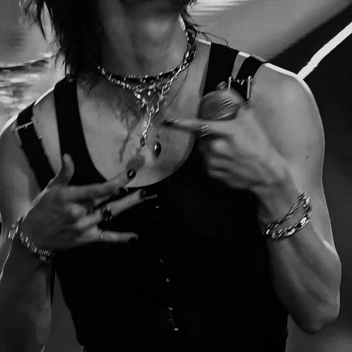 chat with ai character: Hyunjin