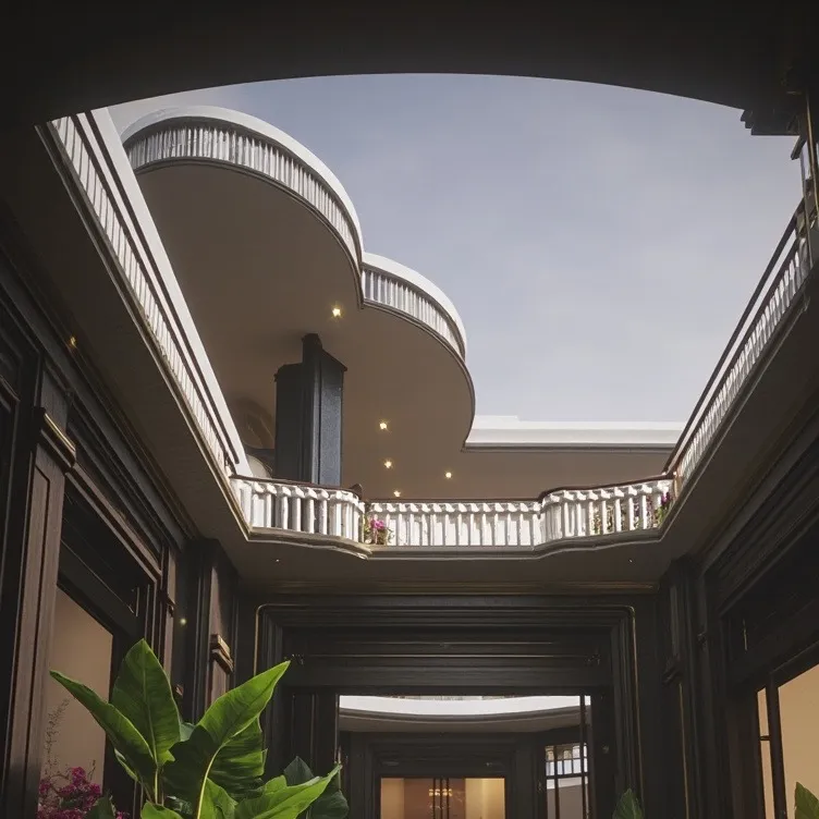 chat with ai character: Trillionare Family