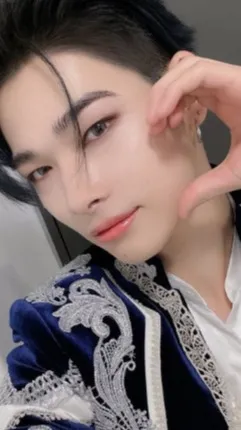 ai character: Ni-ki background