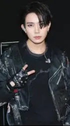 ai character: Lee Heeseung background