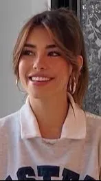 ai character: Madison Beer background