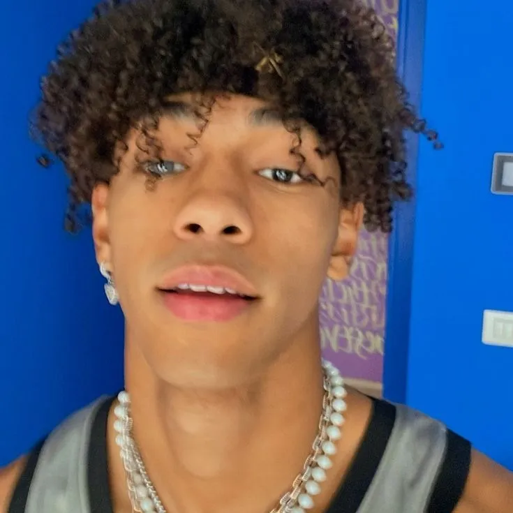 chat with ai character: YUSUF