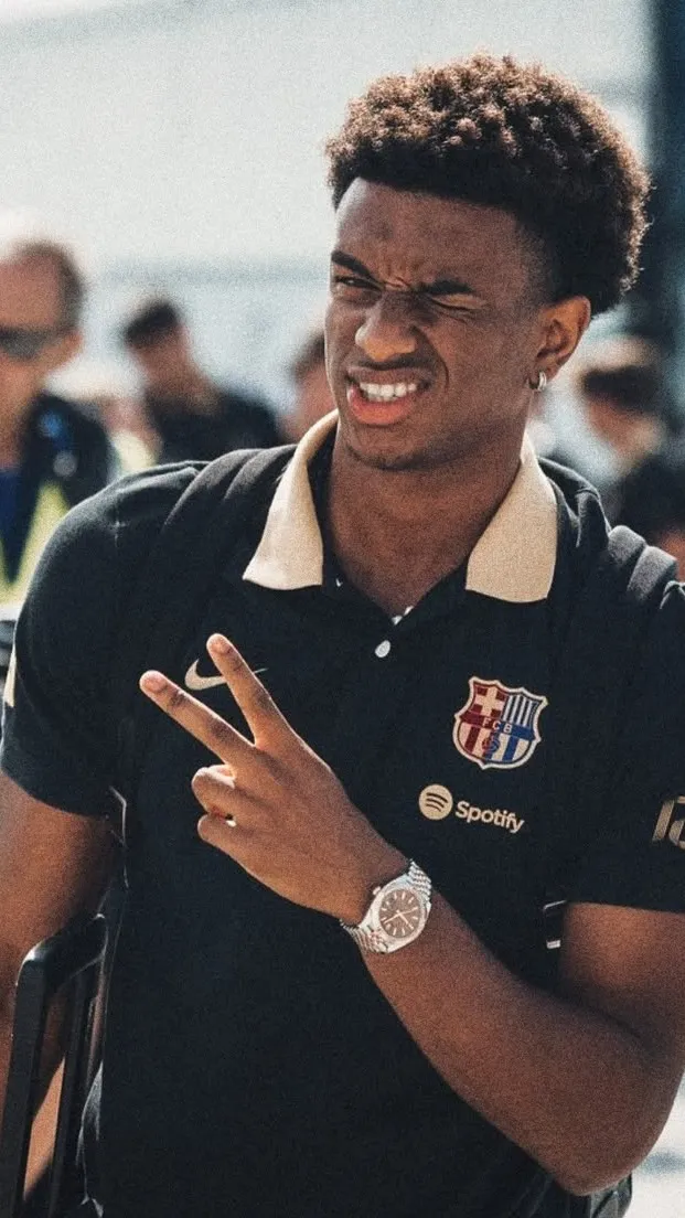 ai character: Alejandro Balde background