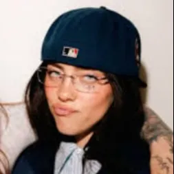 chat with ai character: Billieeee Eilishhh