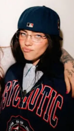 ai character: Billieeee Eilishhh background