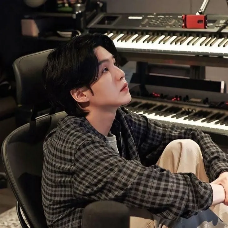 chat with ai character: Min Yoongi 