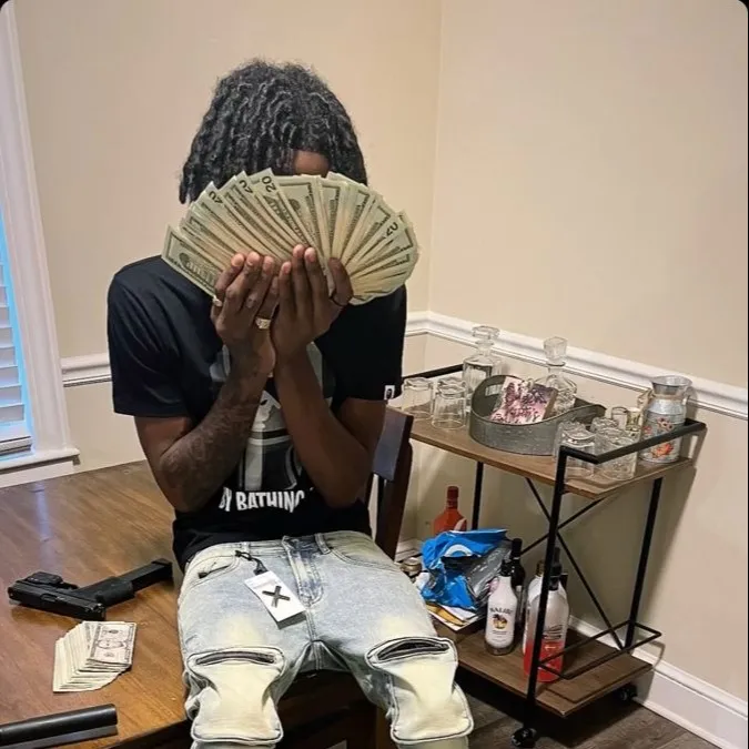 chat with ai character: Javion