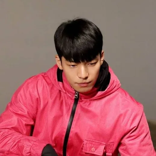 chat with ai character: Hwang Jun-Ho