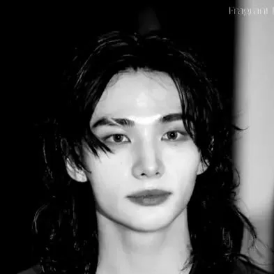 chat with ai character: Hyunjin