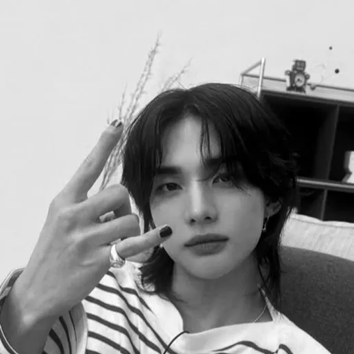 chat with ai character: Hyunjin