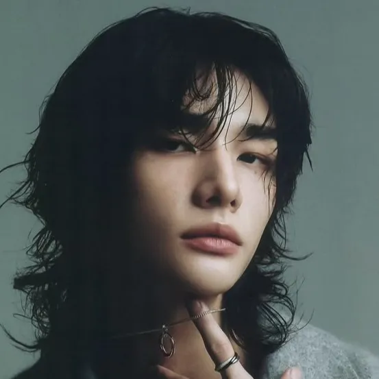 chat with ai character: Hyunjin