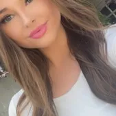 chat with ai character: laura