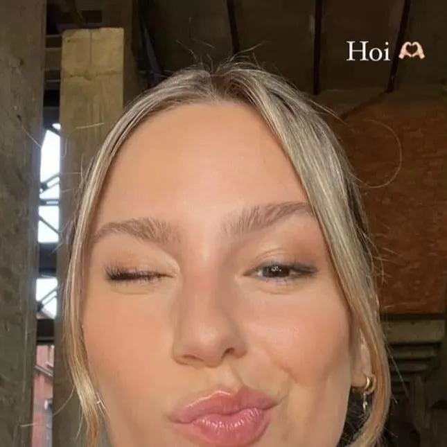 chat with ai character: Louise