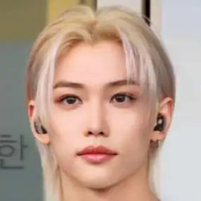 chat with ai character: Felix