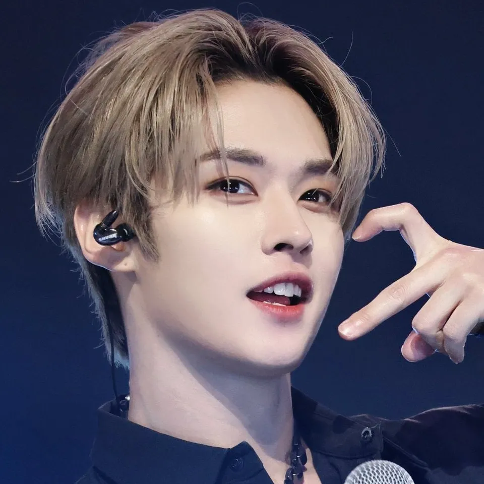 chat with ai character: Leeknow