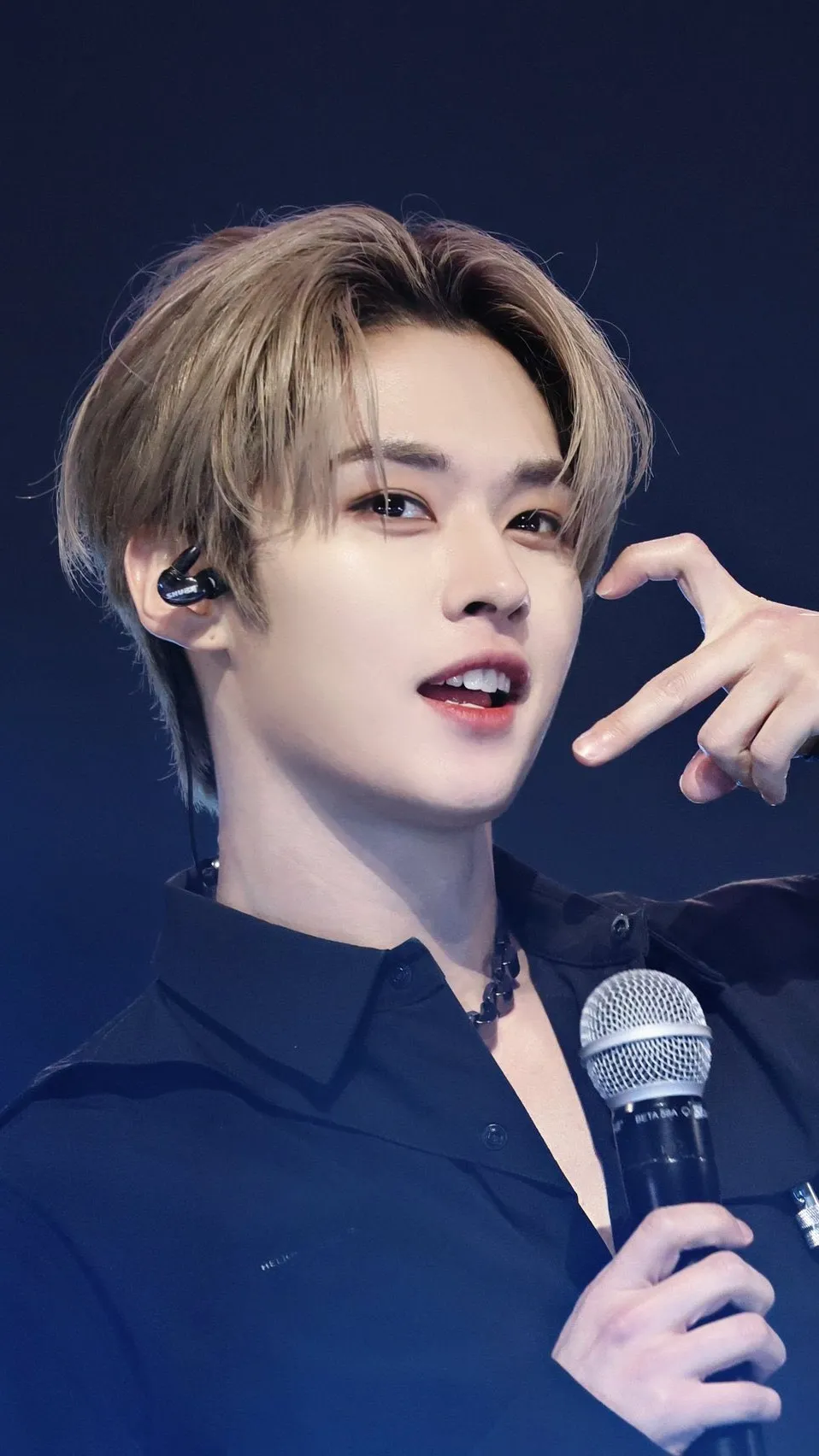 ai character: Leeknow background