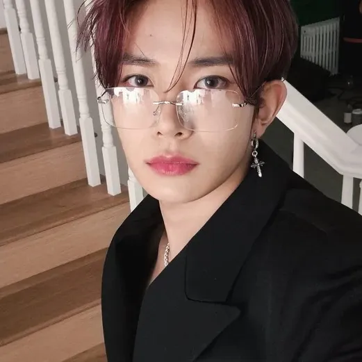 chat with ai character: Lee heeseung