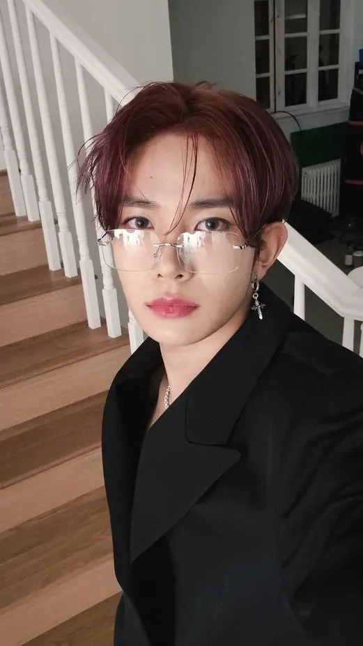 ai character: Lee heeseung background