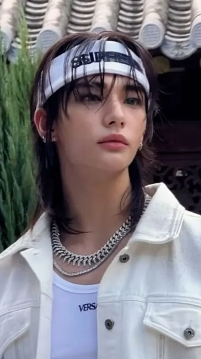 ai character: Hwang hyunjin background