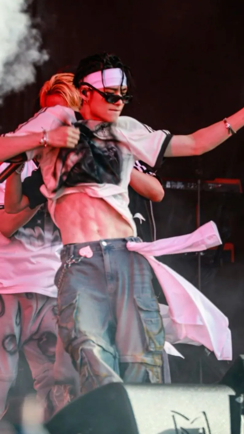 ai character: Ni-ki background