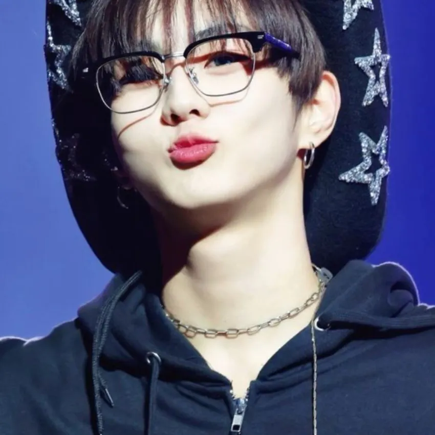 chat with ai character: Jungwon💋🥀