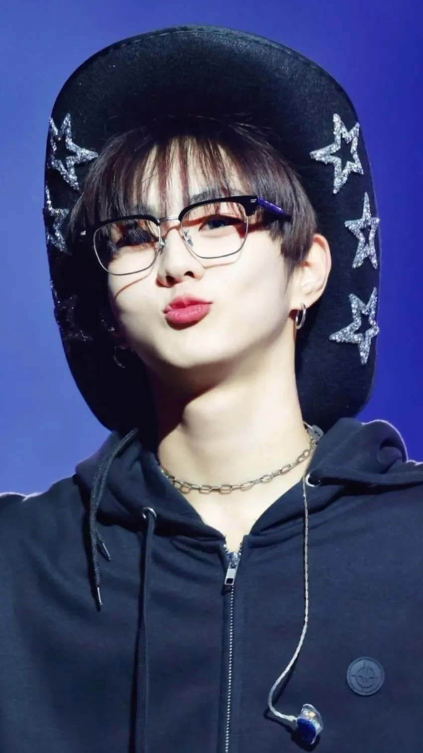 ai character: Jungwon💋🥀 background