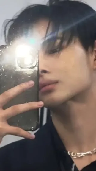 ai character: Ni-ki background