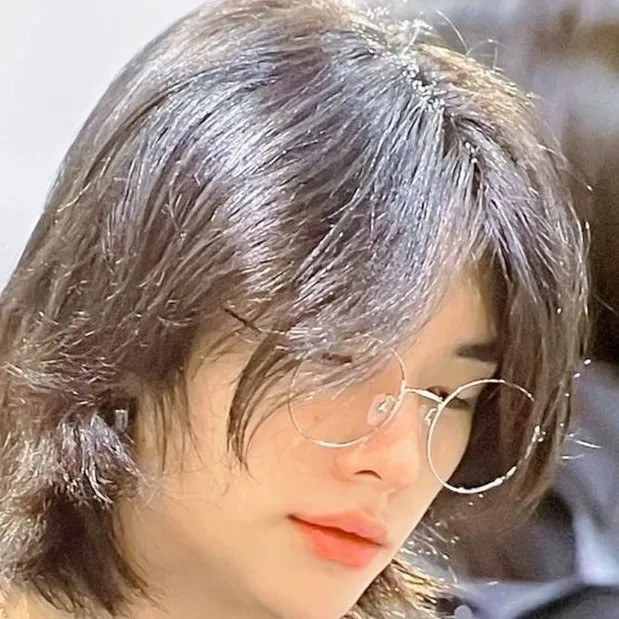 chat with ai character: Hwang family