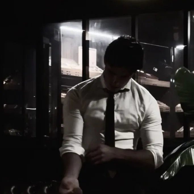 chat with ai character: Alex Black